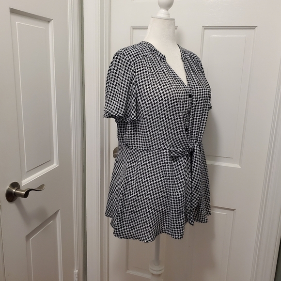 Torrid Georgette Flutter Sleeve Blouse Size 1=14/16, Houndstooth Print - Picture 3 of 11